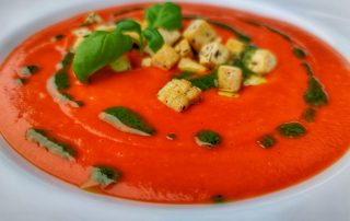 Vegane Tomatencremesuppe mit Basilikumöl und Tofu-Einlage