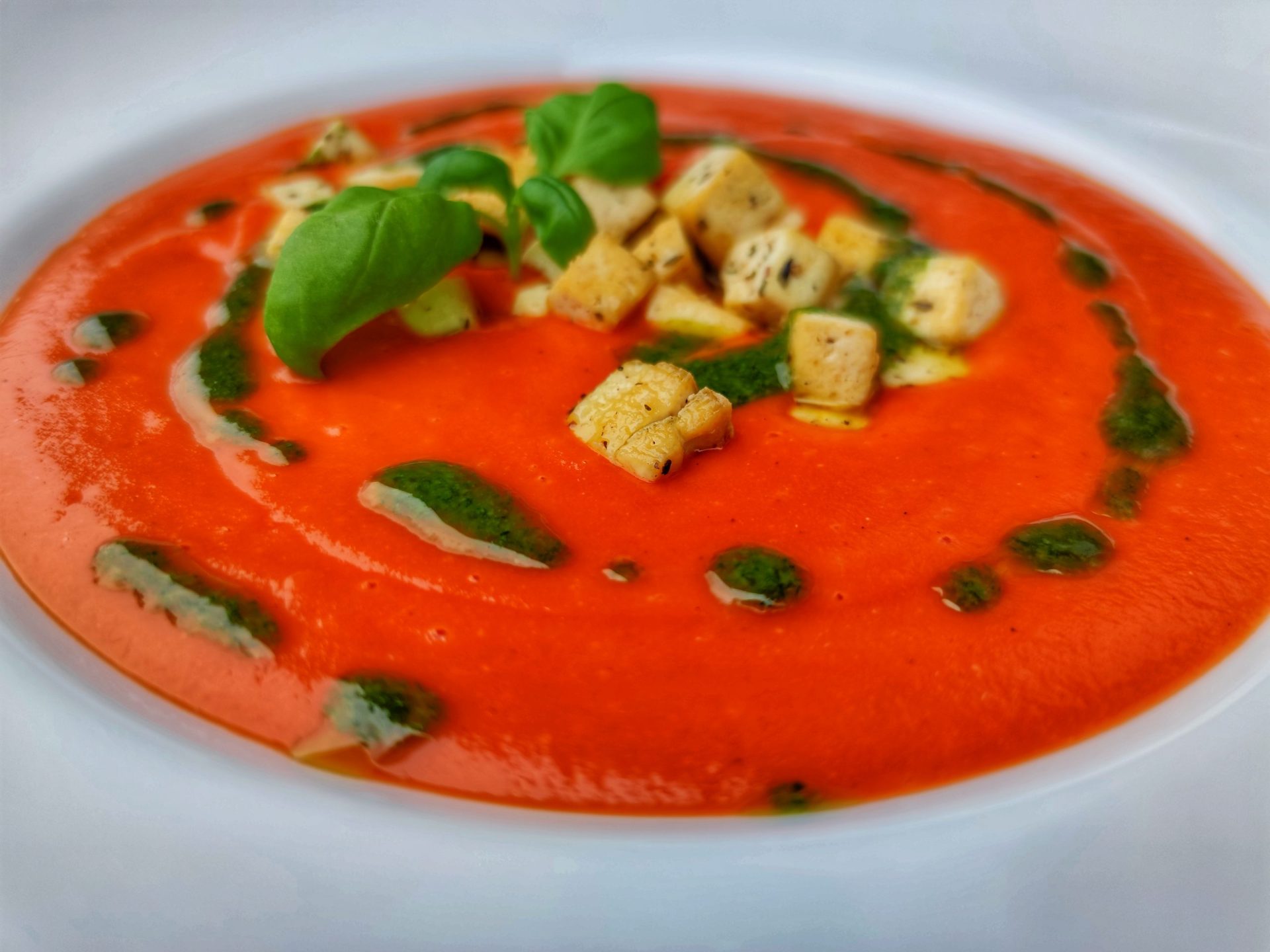 Vegane Tomatencremesuppe mit Basilikumöl und Tofu-Einlage
