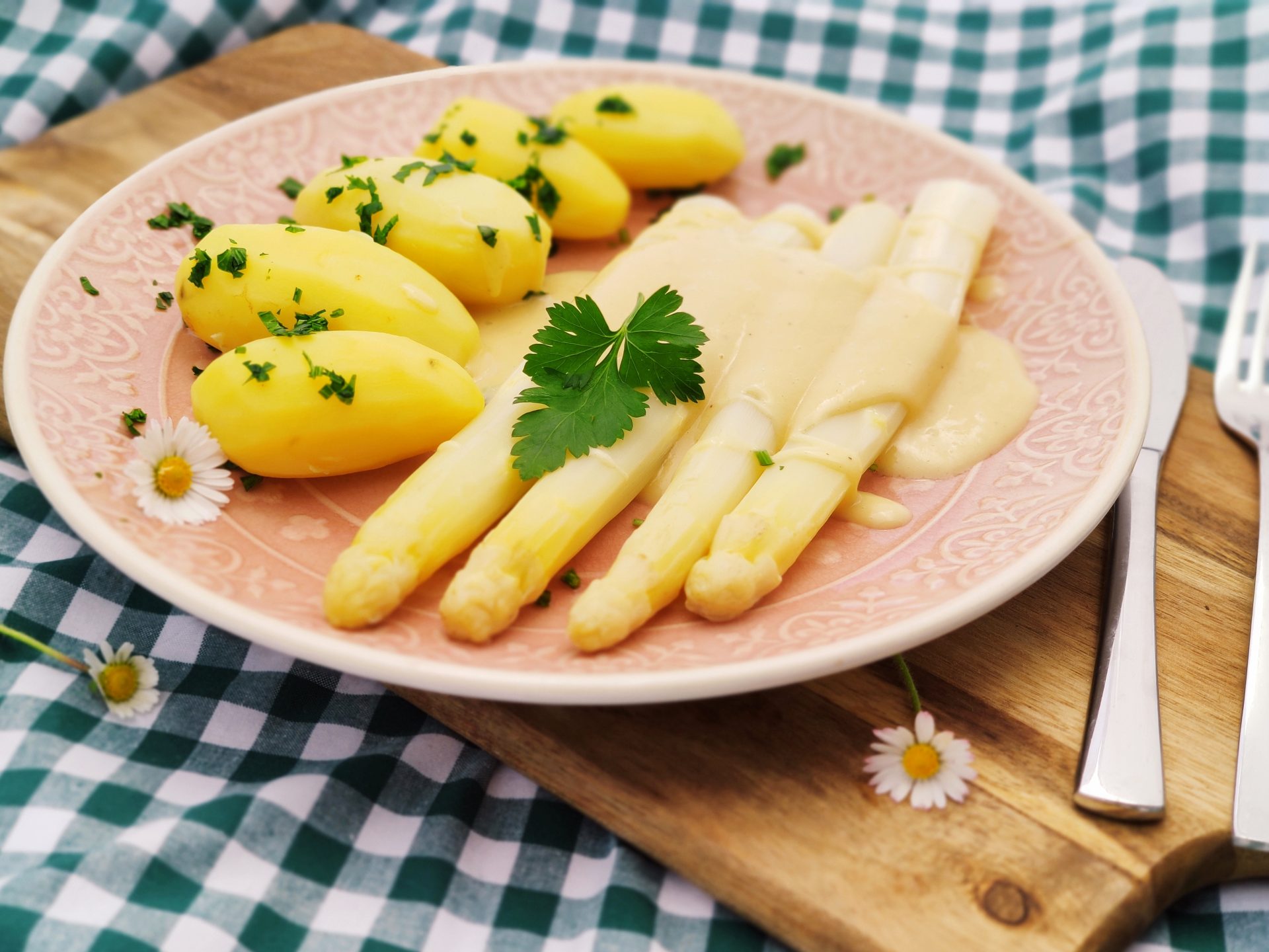 Spargel mit veganer Hollandaise - Tochas Tellergrün